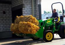 Kommuniális traktorok - elülső felfüggesztéssel John Deere 2027 R