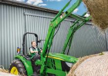 Kommuniális traktorok - elülső felfüggesztéssel John Deere 4052 M
