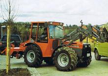 Kommuniális traktorok - elülső felfüggesztéssel Holder C 860