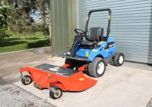 Kommuniális traktorok - elülső felfüggesztéssel New Holland MC 28