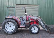 Kommuniális traktorok - elülső felfüggesztéssel Massey Ferguson MF 2415