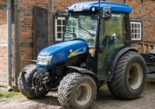 Kommuniális traktorok - elülső felfüggesztéssel New Holland T 3030 (101)