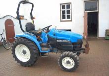 Kommuniális traktorok - elülső felfüggesztéssel New Holland TC 27 D
