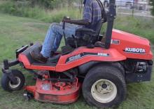 Kommuniális traktorok - elülső felfüggesztéssel Kubota ZD 28
