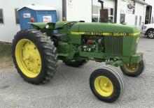 Kompakt kommunális traktorok John Deere 2640