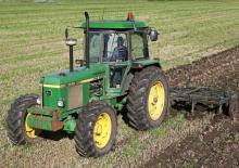 Kompakt kommunális traktorok John Deere 3140