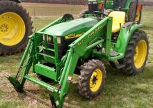 Kompakt kommunális traktorok John Deere 4200 HST