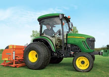 Kompakt kommunális traktorok John Deere 4520 