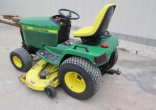 Kompakt kommunális traktorok John Deere 455
