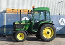 Kompakt kommunális traktorok John Deere 4600