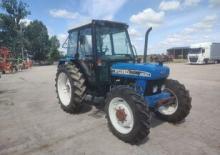 Kompakt kommunális traktorok Ford-NH 4830