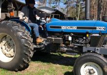 Kompakt kommunális traktorok Ford-NH 5030