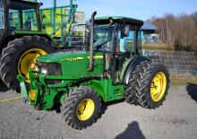 Kompakt kommunális traktorok John Deere 5615 V