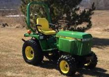 Kompakt kommunális traktorok John Deere 755