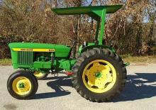 Kompakt kommunális traktorok John Deere 820