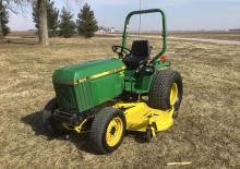 Kompakt kommunális traktorok John Deere 955