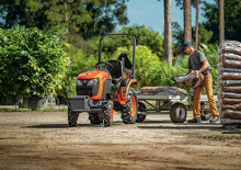 Kompakt kommunális traktorok Kubota B2401DTN
