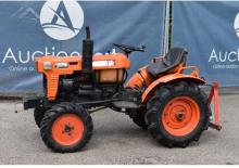 Kompakt kommunális traktorok Kubota B7100