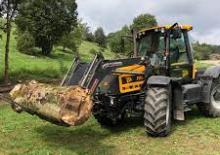 Kompakt kommunális traktorok JCB Fastrac 2115
