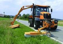 Kompakt kommunális traktorok JCB Fastrac 3220
