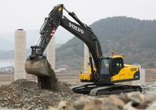 Lánctalpas kotrók Volvo EC240CLR