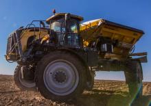 Lánctalpas traktorok Challenger MT740