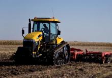 Lánctalpas traktorok Challenger MT745