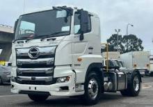 Nyergesvontatók Hino 700 SH 1845 4x2