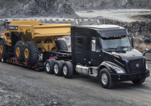 Nyergesvontatók Volvo Trucks VNX 740.527 8x6 Tridem