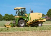 Önjáró gyepszellőztetők Krone Big M 420 CV