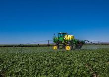 Önjáró  szántóföldi permetezők John Deere M4025