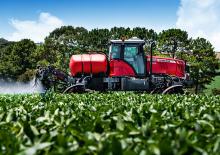 Önjáró  szántóföldi permetezők Massey Ferguson MF 8225