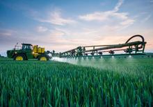 Önjáró  szántóföldi permetezők John Deere R4040i