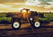 Önjáró  szántóföldi permetezők Valtra R535