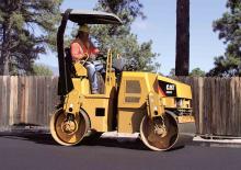 Tandem vibrohengerek Caterpillar CB24
