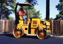 Tandem vibrohengerek Caterpillar CC24