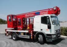Tehergépkocsira szerelt csuklógémes munkaállványok Oil & Steel Eagle 2422