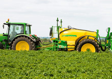 Vontatható szántóföldi permetezők John Deere 740 i