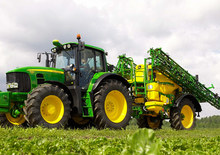 Vontatható szántóföldi permetezők John Deere 824