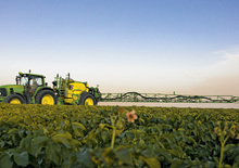 Vontatható szántóföldi permetezők John Deere 840 i TF