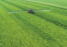 Vontatható szántóföldi permetezők John Deere M 944 i