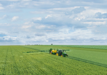 Vontatható szántóföldi permetezők John Deere M740i