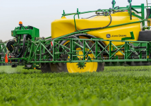 Vontatható szántóföldi permetezők John Deere M944i