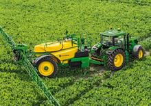 Vontatható szántóföldi permetezők John Deere M952