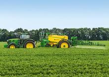 Vontatható szántóföldi permetezők John Deere M962