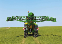 Vontatható szántóföldi permetezők John Deere R 944 i