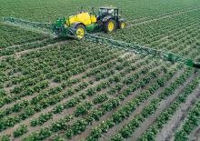 Vontatható szántóföldi permetezők John Deere R740i
