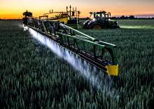 Vontatható szántóföldi permetezők John Deere R975i