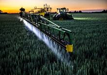 Vontatható szántóföldi permetezők John Deere R975i