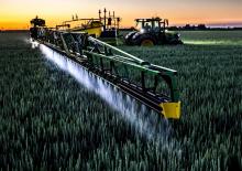 Vontatható szántóföldi permetezők John Deere R975i